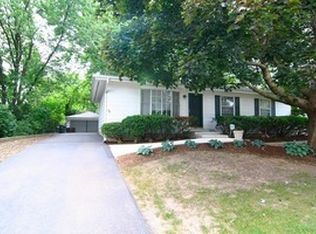 895 W Spring St, South Elgin, IL 60177