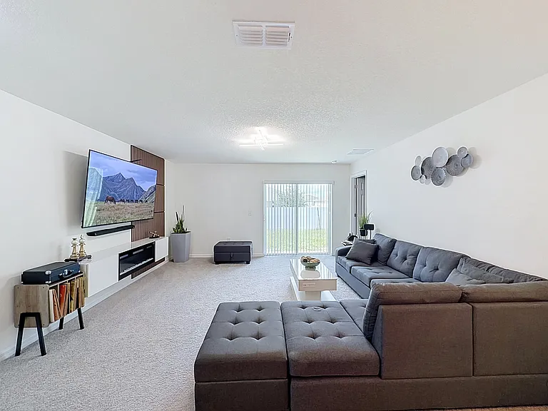 339 Towns Cir — Photo 4