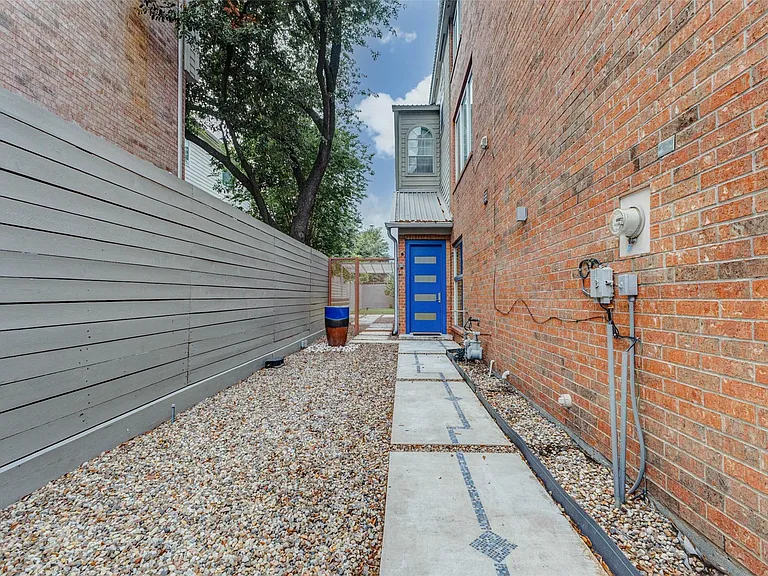 1222 Marconi St — Photo 3