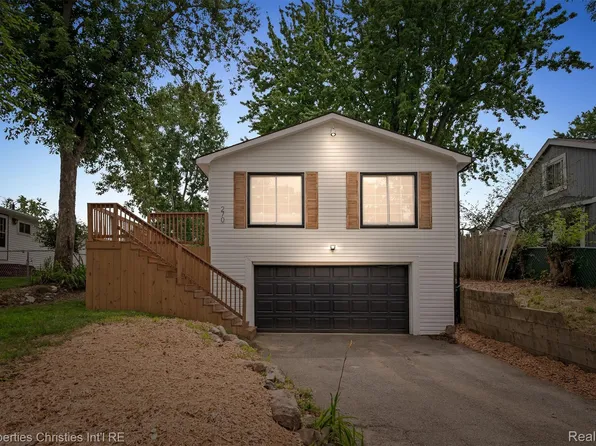 270 Arabelle St, Commerce Township, MI 48382