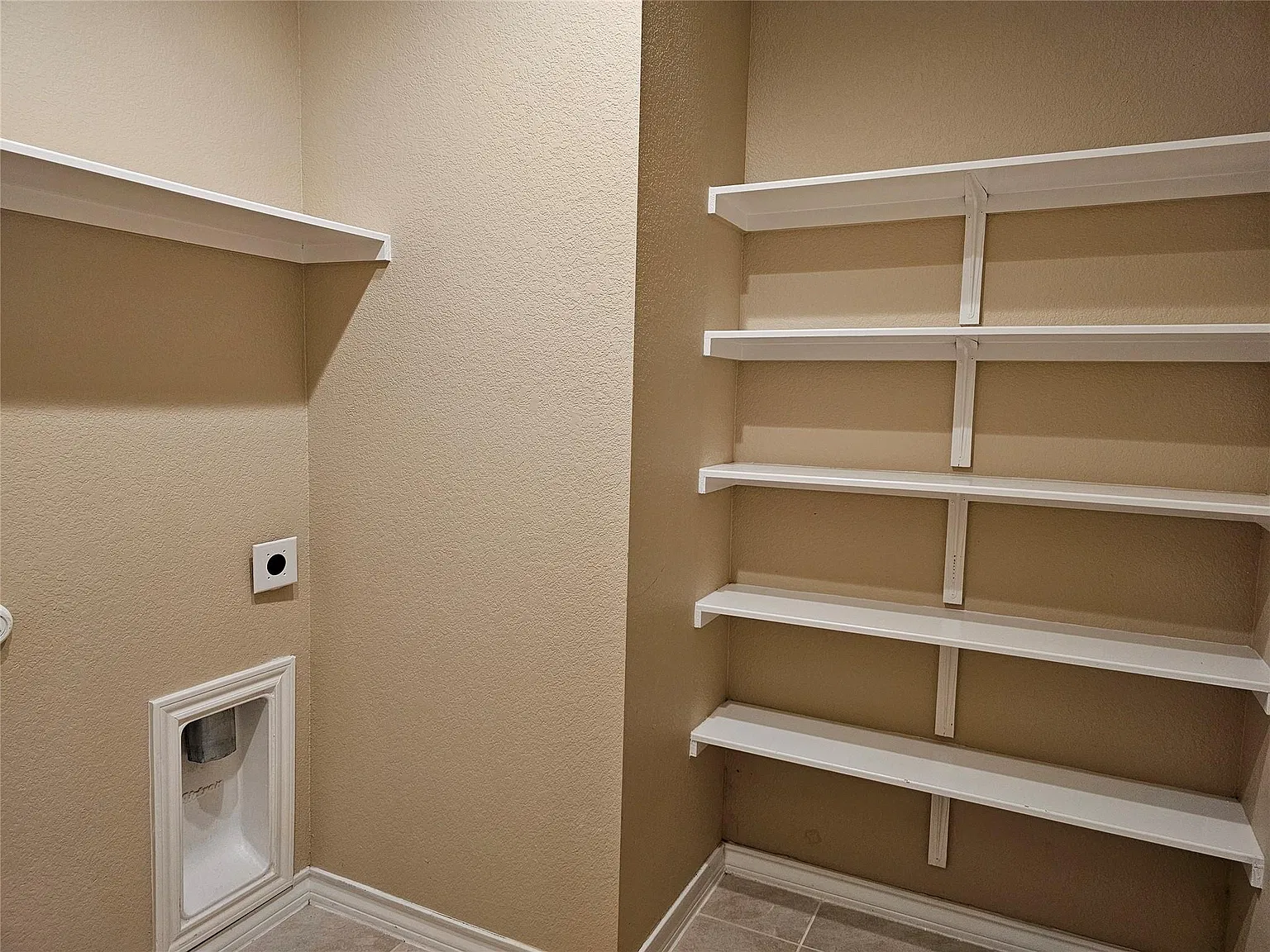 4 bed, 2.0 bath, 1959 sqft, $2,154 — Photo 4