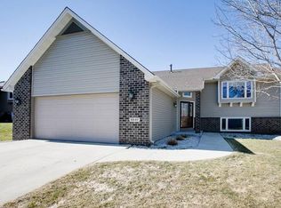 8849 Pinehurst Cir, Woodbury, MN 55125
