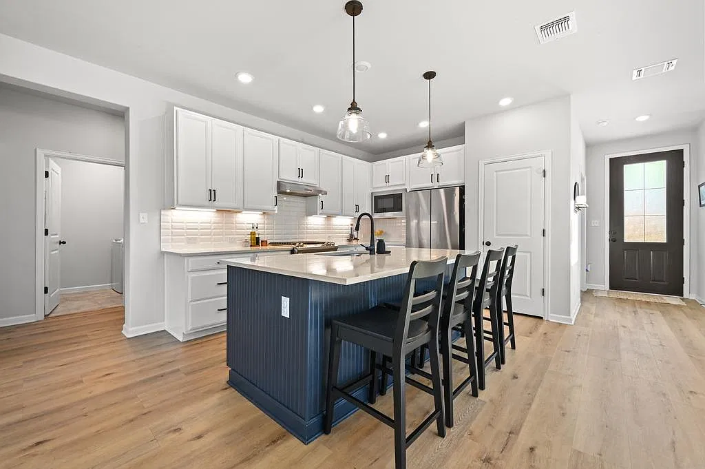 3 bed, 2.5 bath, 2355 sqft, $2,600 — Photo 3
