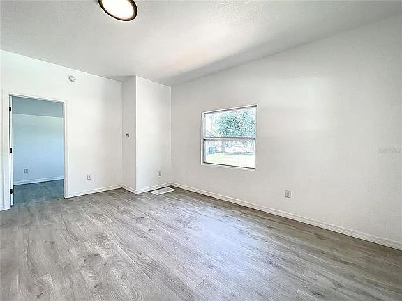 4th image of 808 Carter St