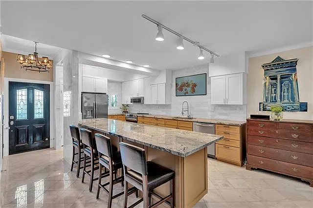 3 bed, 3.5 bath, 2418 sqft, $4,300 — Photo 3