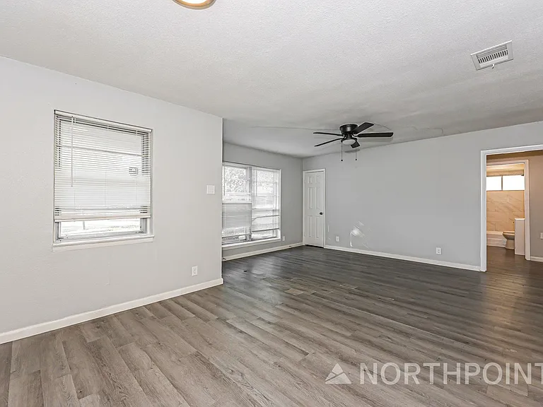 2814 Sequoia Ln — Photo 3