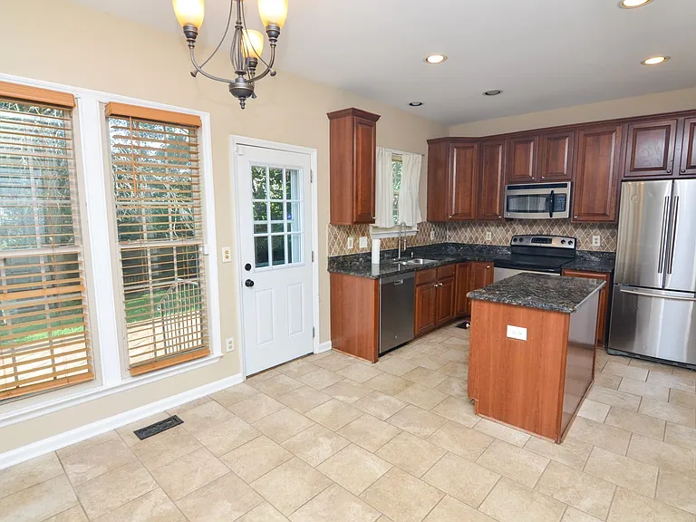 511 Prince Of Wales Ct — Photo 8