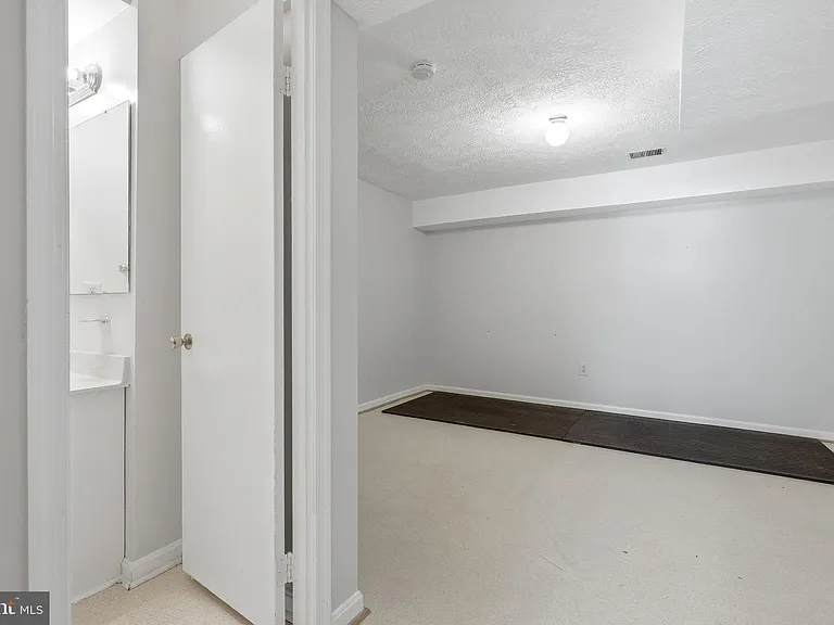 8031 Sleepy View Ln — Photo 36