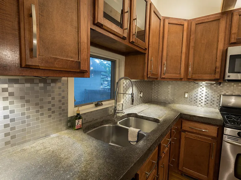 917 N Maple Ave — Photo 5