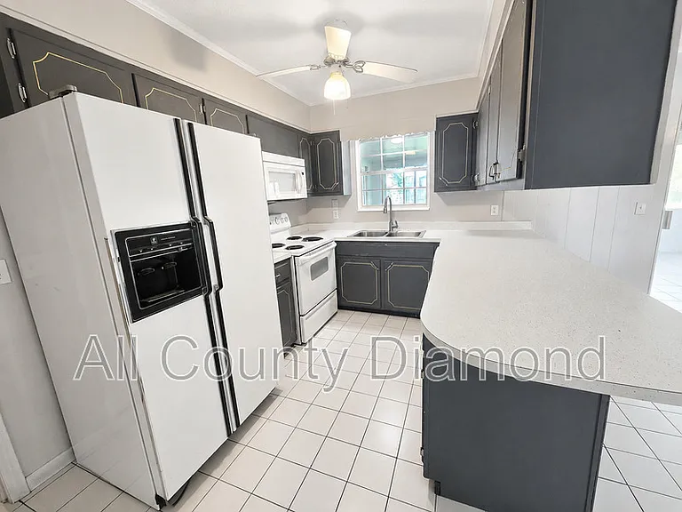 215 S Kimbrel Ave — Photo 4