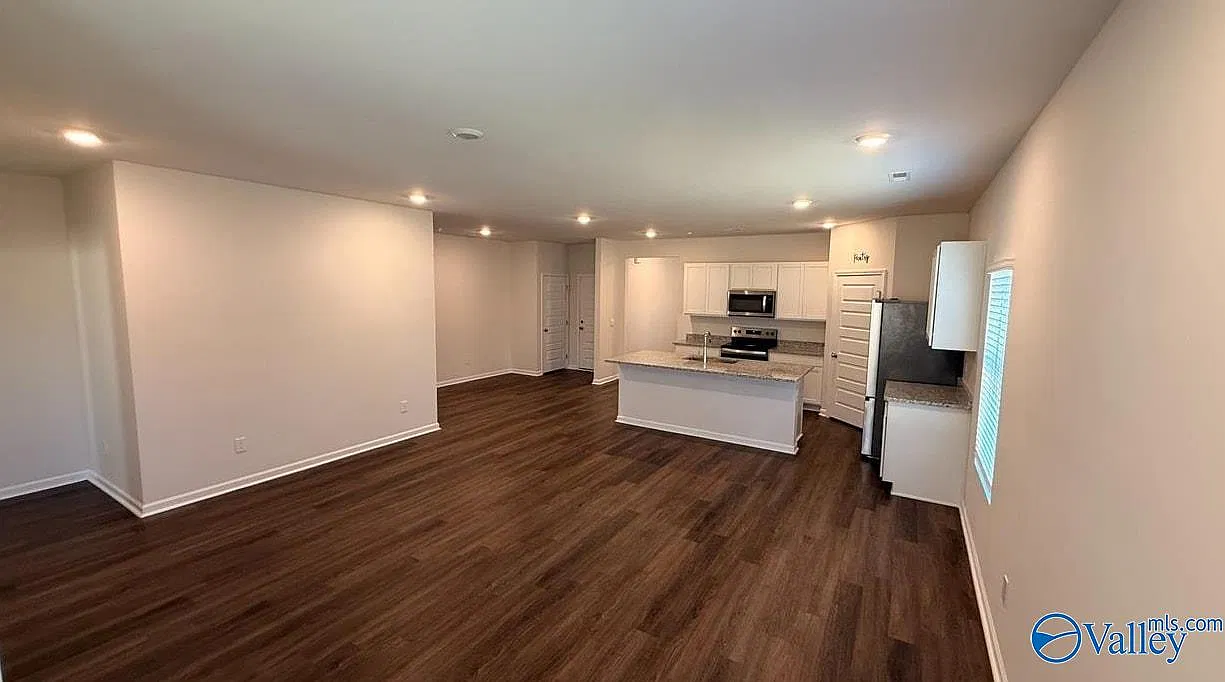 5 bed, 2.5 bath, 2092 sqft, $2,075 — Photo 4