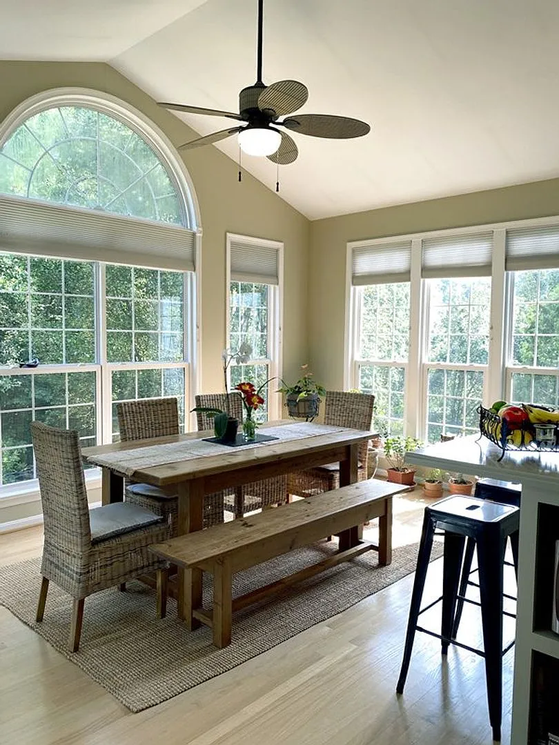 Beautifully Remodelled - 5 Bedroom Home - Close To Quantico — Photo 4