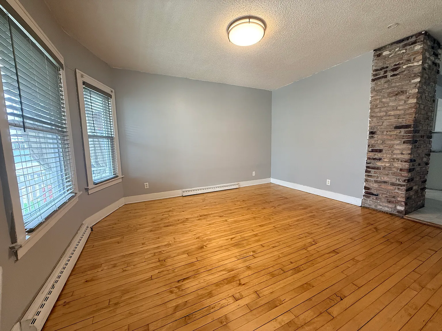 2 bed, 800 sqft, $1,400 — Photo 2