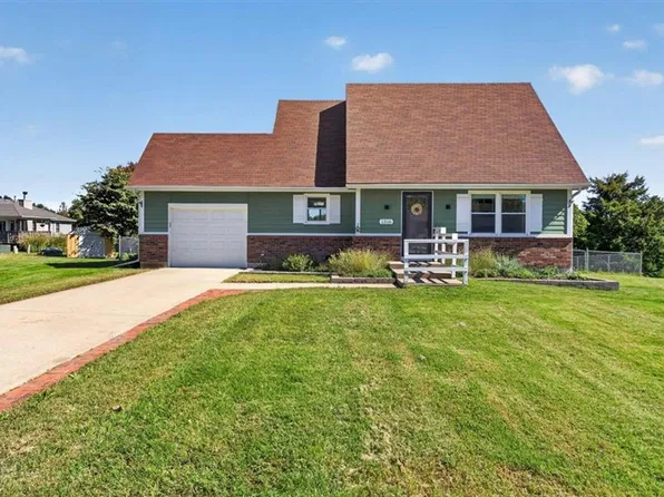 1318 Tall Grass Ct, Eudora, KS 66025