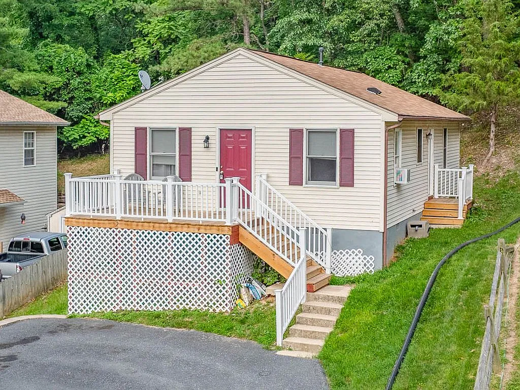 3 bed, 1027 sqft, $1,695 — Photo 1