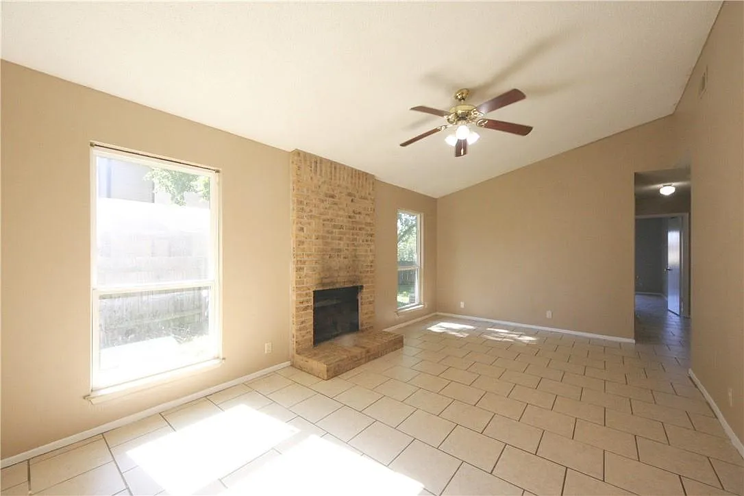 2 bed, 2.0 bath, 1952 sqft, $1,395 — Photo 3