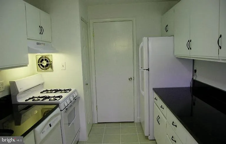 1933 Wilson Ln #301 — Photo 8