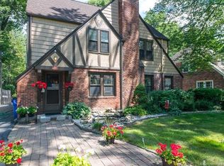 112 Foxcroft Rd, West Hartford, CT 06119