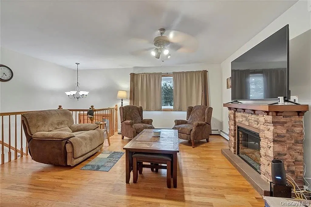 4 bed, 2.0 bath, 1824 sqft, $3,700 — Photo 4