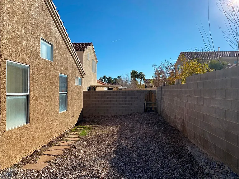 8029 Sierra Largo Dr — Photo 36