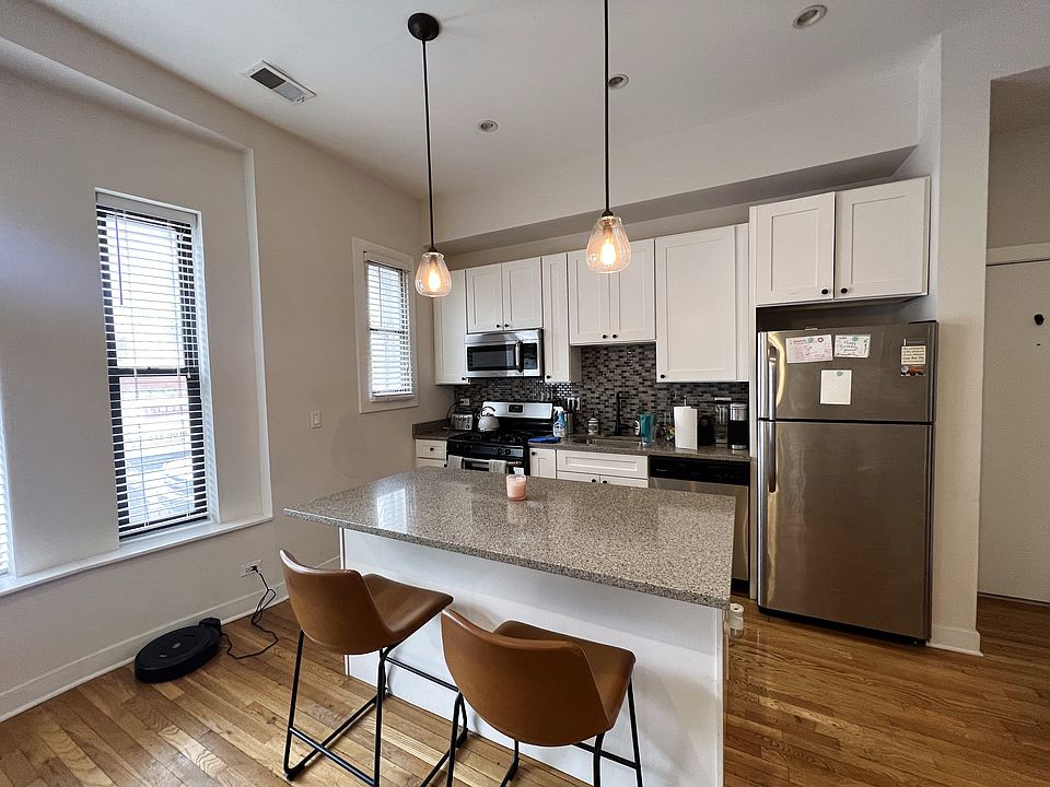 1st image of 609 W Oakdale Ave #11