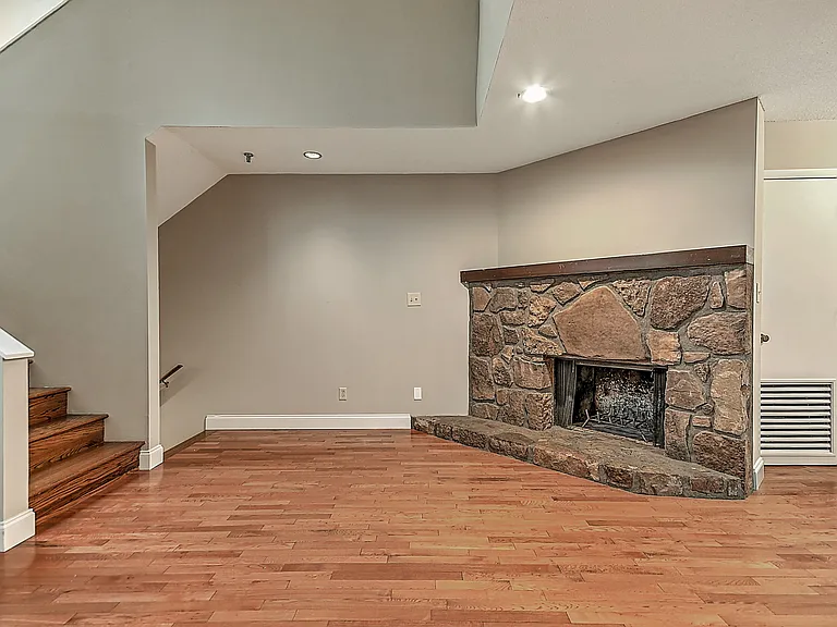 109 Beechnut St #4 — Photo 6