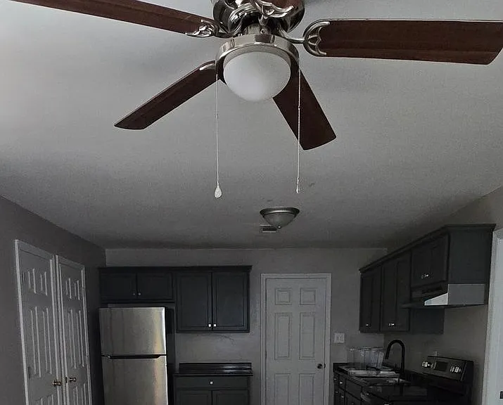 2020 Agnes St — Photo 2