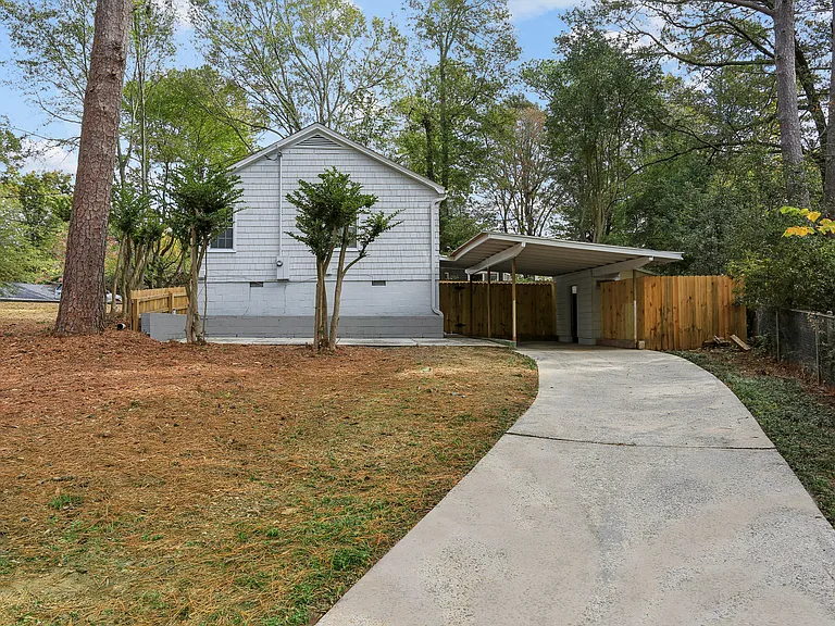 627 Scott Cir — Photo 3