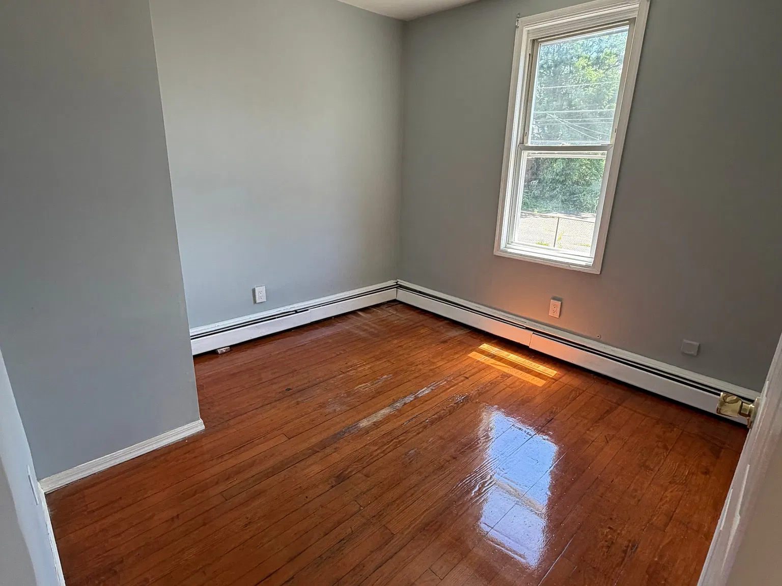 3 bed, 1000 sqft, $2,100 — Photo 2