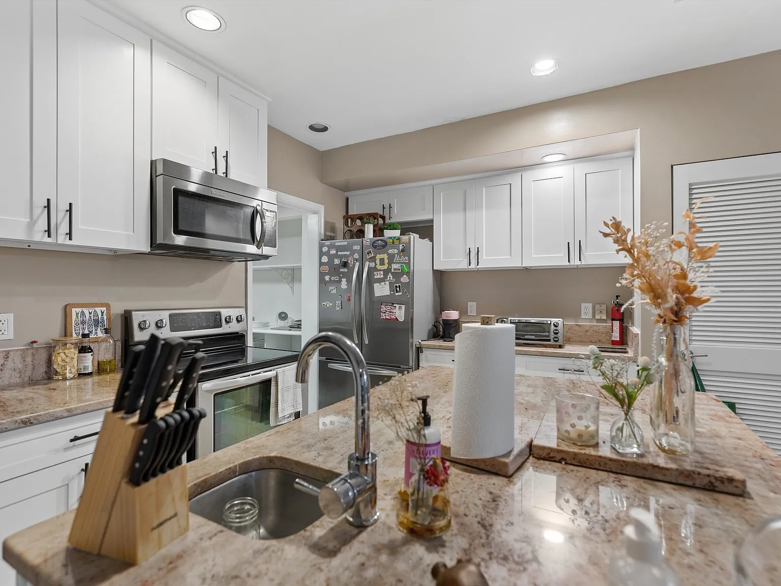 3 bed, 2300 sqft, $6,990 — Photo 3