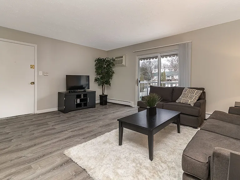Edgewood Apartments — Photo 9