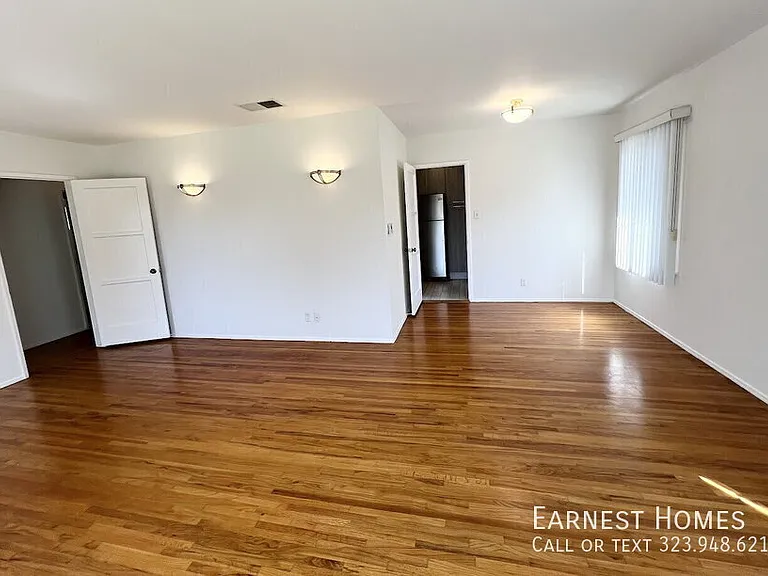 14013 Addison St — Photo 5