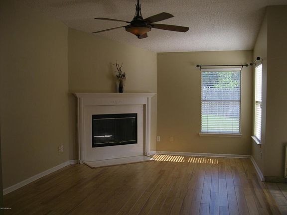 3rd image of 12365 Carriann Cove Trl S