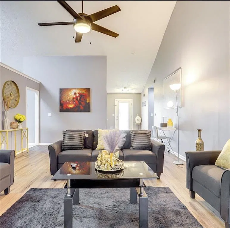4 bed, 2.0 bath, 2011 sqft, $4,200 — Photo 3