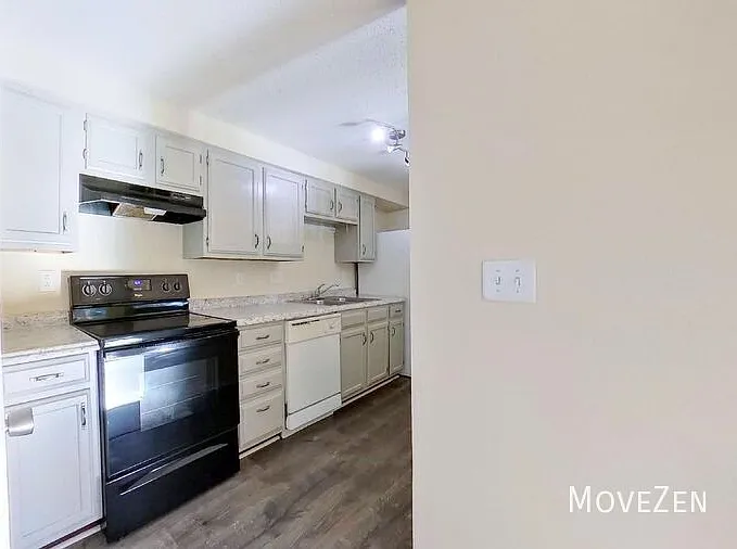 1641 Arlyn Cres E — Photo 20