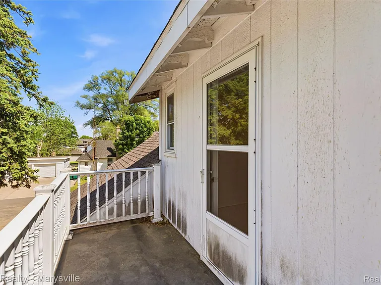 504 Clinton Ave — Photo 33