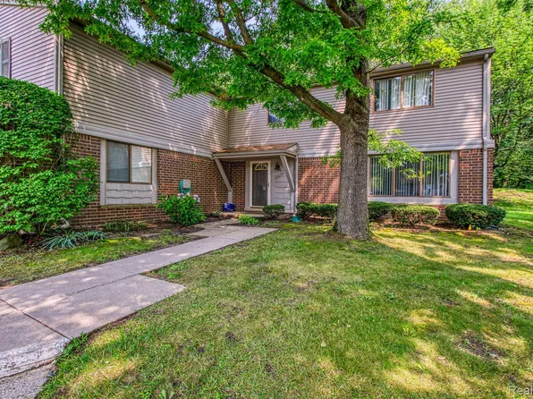 26752 Farmbrook Villa Dr, Southfield, MI 48034