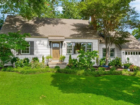 7942 Booth St, Prairie Village, KS 66208