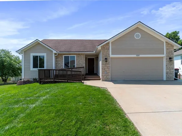 909 E 16th St, Kearney, MO 64060