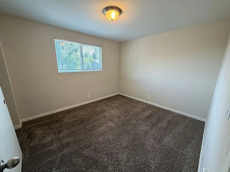 336 & 348 Whitesell Ave W — Photo 5