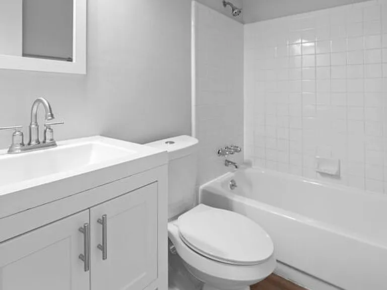 Plymouth Gardens Apartments — Photo 20