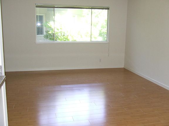 3rd image of 2084 Ascot Dr #G