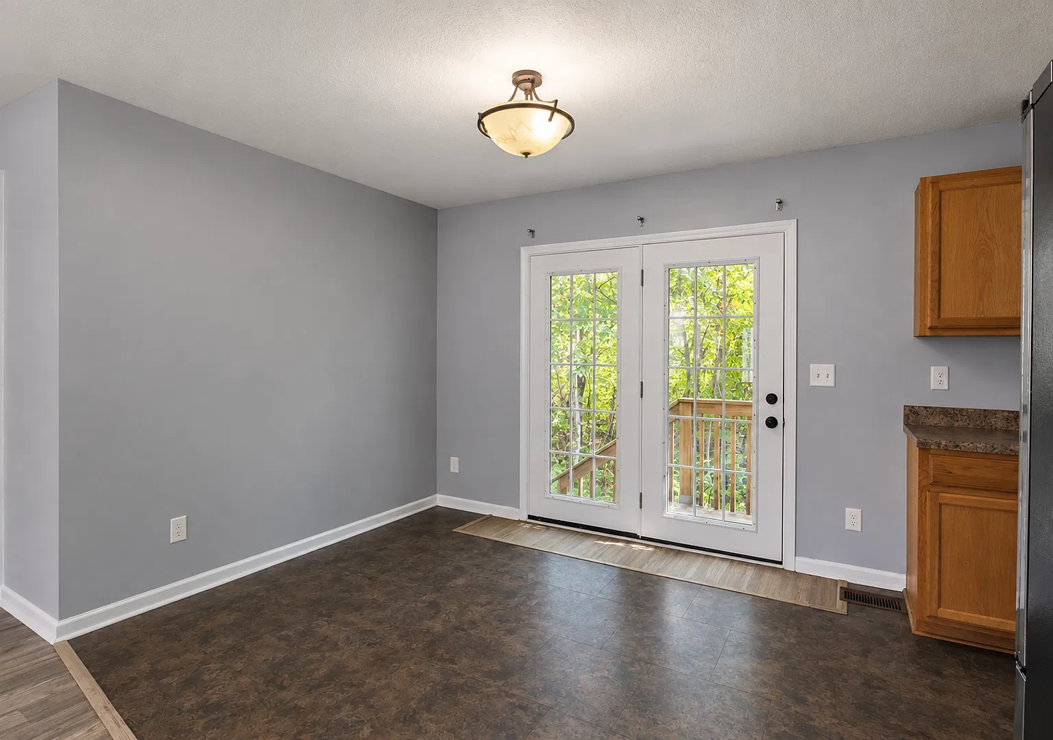 Pet-Friendly 3-Bedroom Home with Garage, Private Backyard Setting & Included Laundry — Photo 4