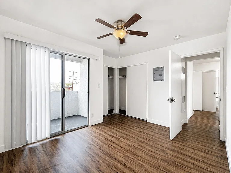 2226 Lewis Ave — Photo 7