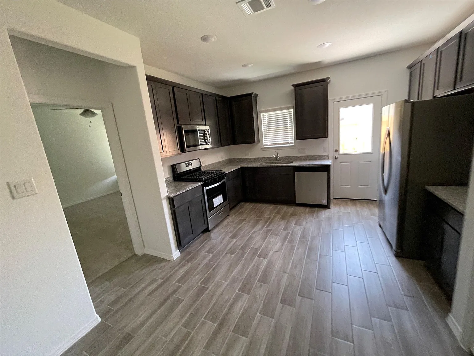 3 bed, 2.0 bath, 1352 sqft, $1,895 — Photo 4