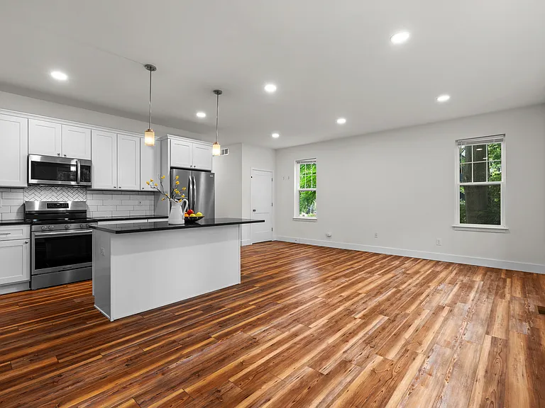 435 Hiscock St — Photo 20
