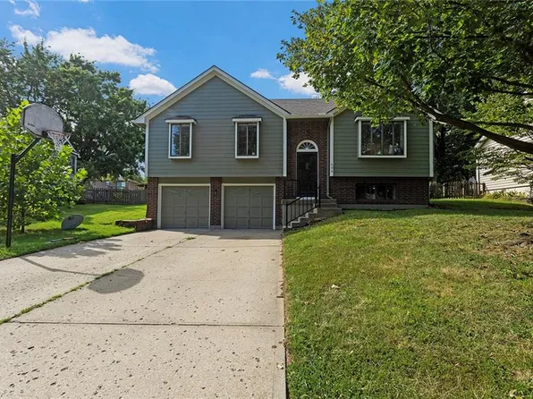 404 SE Bristol Dr, Lees Summit, MO 64063
