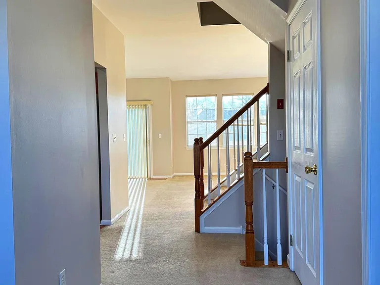 30 Amesbury Ct — Photo 4