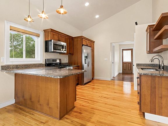 2nd image of 218 W Hunt AVENUE
