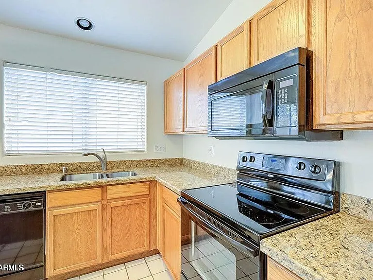 197 W Oxford Ln — Photo 2